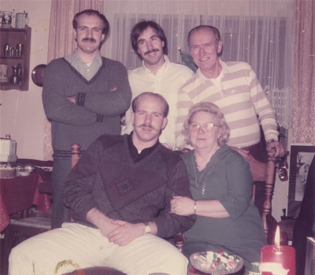 Familie Kruso mit ihrem &quot;dritten Sohn&quot; Billy Flynn (hinten in der Mitt...