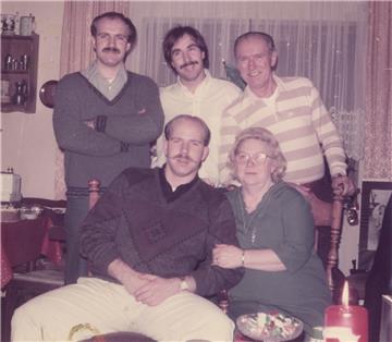 Familie Kruso mit ihrem &quot;dritten Sohn&quot; Billy Flynn (hinten in der Mitt...