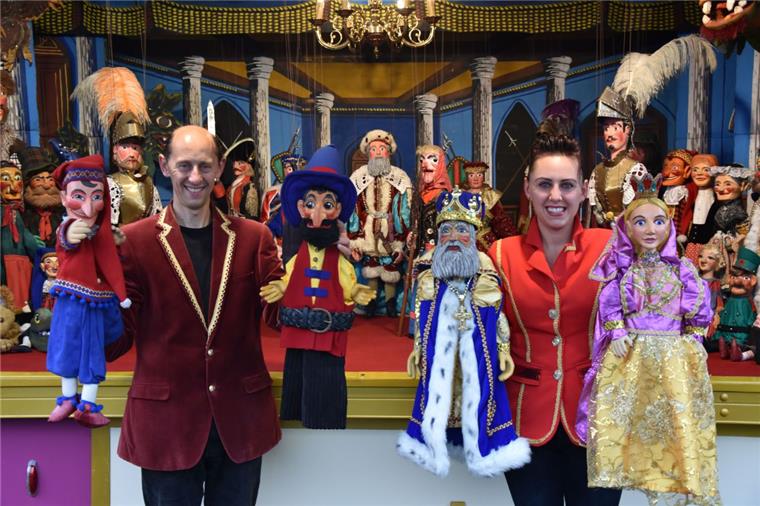 Kasper jagt Räuber Schwarzbart in Sittensen Familie Lauenburger spielt mit wunderschönen, historischen Handpuppen. Nach der Vorstellung können diese auch im kleinen Museum besichtigt werden - kostenlos.