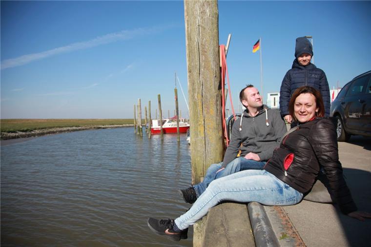 Wurster Küste: So viele Touristen "wie seit Jahren nicht" Familie Tomczak aus Nordrhein-Westfalen lässt am Kutterhafen in Spieka-Neufeld die Seele baumeln. Für eine Woche hat sich die Familie in einer Urlauberresidenz in Cappel-Neufeld eingemietet