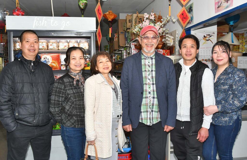 Familie Ung sowie Herrn Trinh und seine Partnerin Frau Pham