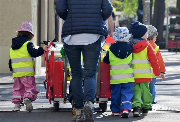 Eine Mutter mit vier Kindern geht die Straße entlang. Familien sollen durch mehr Kindergeld zusätzlich entlastet werden.