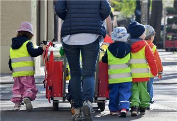 Eine Mutter mit vier Kindern geht die Straße entlang. Familien sollen durch mehr Kindergeld zusätzlich entlastet werden.