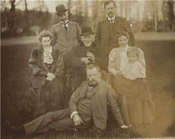 Familienbild: Carl Vinnnen (vorne) mit seinem Vater (Mitte), Geschwistern und der Schwägerin. Aufgenommen in Osterndorf.