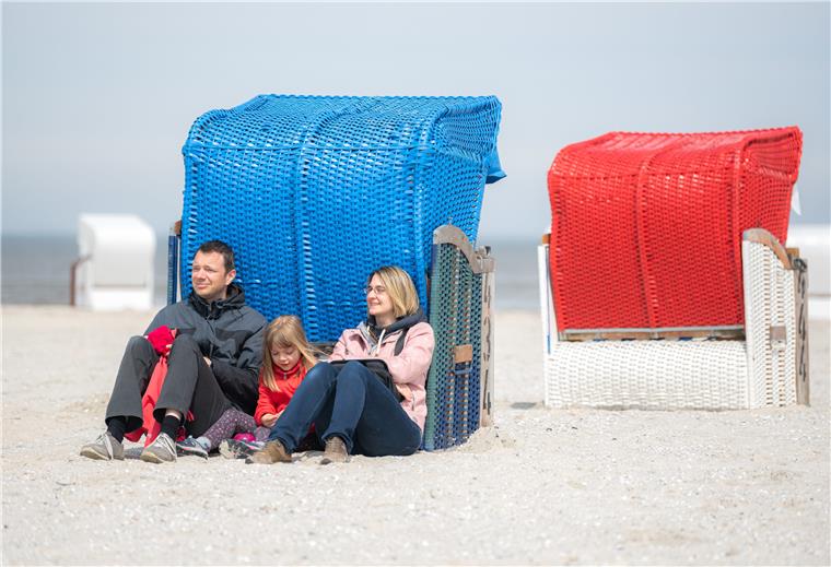 Nord- und Ostsee: Zittern um die Sommer-Touristen Urlauber an der Nordsee Familie am Strandkorb