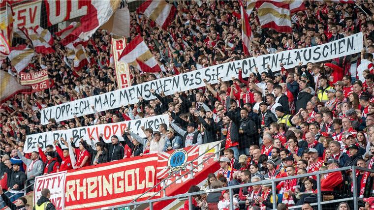 Fan-Protest in Mainz: Banner gegen Jürgen Klopp.