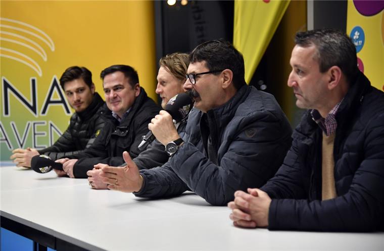 Fanforum der Fischtown Pinguins in der Eisarena. Alfred Prey am Mikro. Foto Scheschonka