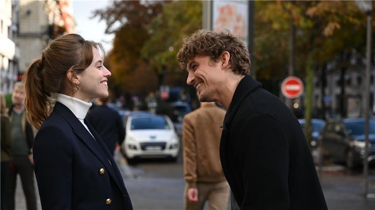 Die Filmstarts der Woche Fanny (Lou de Laâge) und Alain (Niels Schneider) in einer Szene des Films „Ein Glücksfall“.