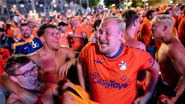 Türkische und niederländische Fans streiten auf Fanmeile Fans der Niederländischen Nationalmannschaft können sich auf das Halbfinale freuen.