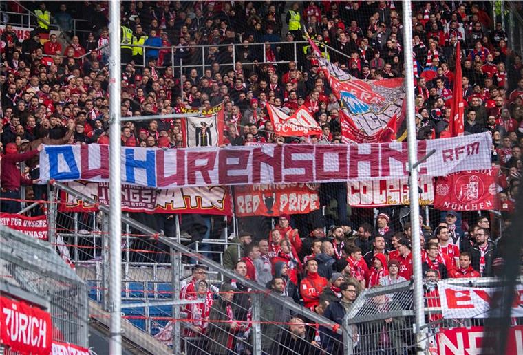 Fans des FC Bayern München halten ein Banner mit der Aufschrift „Du Hurensohn!“ gegen Hoffenheim-Investor Dietmar Hopp.