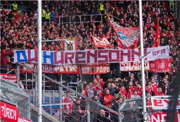 Fans des FC Bayern München halten ein Banner mit der Aufschrift „Du Hurensohn!“ gegen Hoffenheim-Investor Dietmar Hopp.
