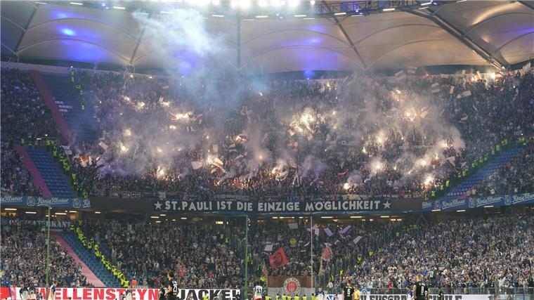 Hamburgs Nummer eins: St. Pauli besiegt HSV mit 2:0 Fans des FC St. Pauli brennen auf der Tribüne Pyrotechnik ab.
