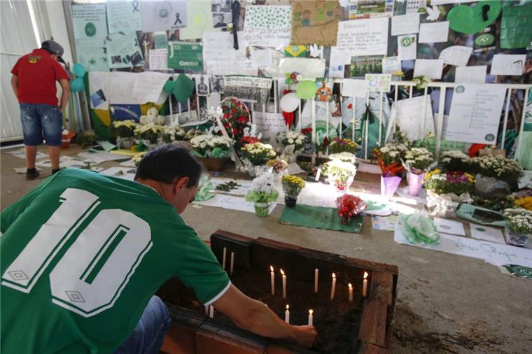 Chapecoense-Überlebender will wieder Fußball spielen Fans des Fußballclub AF Chapecoense gedenken der Opfer des Flugzeugunglücks. Der Überlebende Alan Ruschel möchte möglichst schnell wieder Fußball spielen.