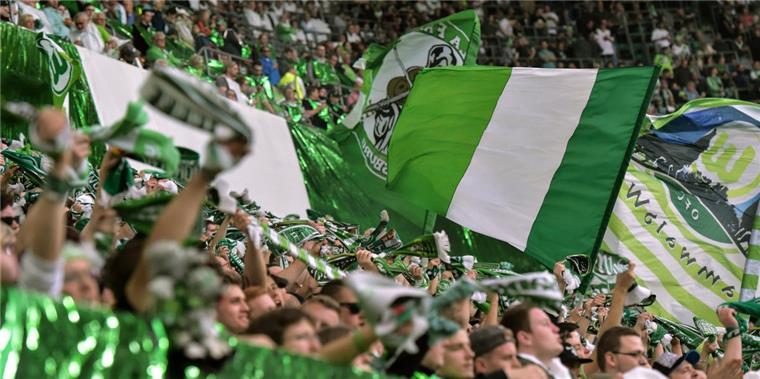 Fans des VfL Wolfsburg haben in der Nacht zu Donnerstag zwei junge Anhänger von Eintracht Braunschweig angegriffen und verletzt. 