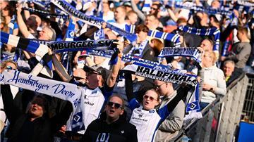 Fans jubeln den Frauen des HSV zu. (Archiv)