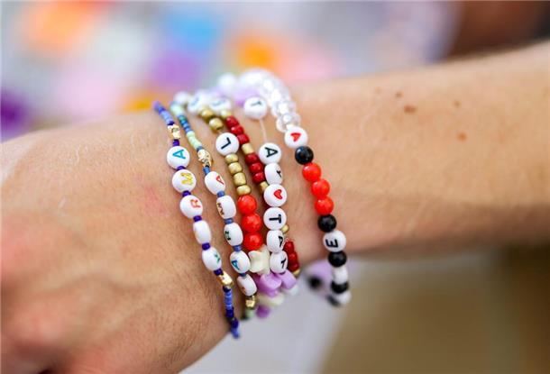 Fans tauschen bei den Konzerten von Taylor Swift Freundschaftsbänder. (Archivbild)