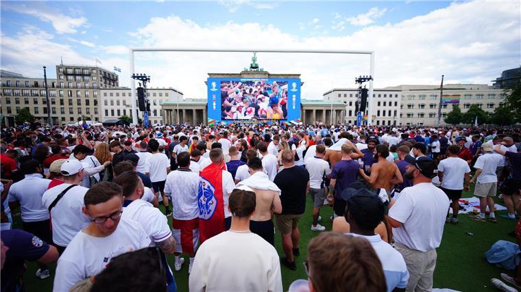 UEFA und Senat: Großartige Fans, großartige Organisation Fans verfolgen das EM-Endspiel in Berlin.