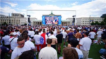 Fans verfolgen das EM-Endspiel in Berlin.