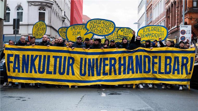 Braunschweiger Fußball-Fans demonstrieren in Hannover Fans von Eintracht Braunschweig haben gegen die Einschränkungen für Gästefans im Derby gegen Hannover 96 protestiert.