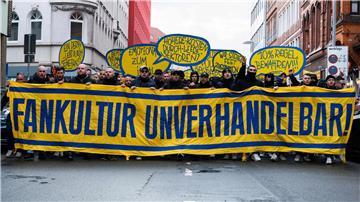 Fans von Eintracht Braunschweig haben gegen die Einschränkungen für Gästefans im Derby gegen Hannover 96 protestiert.