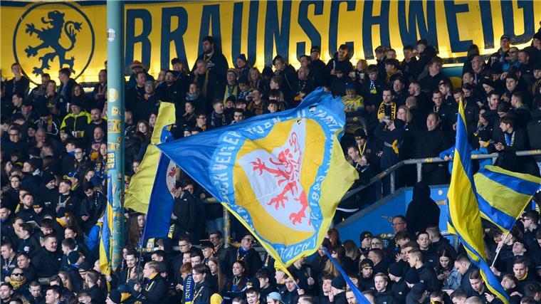 Gewalt nach Bundesligapartie: 13 verletzte Polizisten Fans von Eintracht Braunschweig schwenken ihre Flaggen.