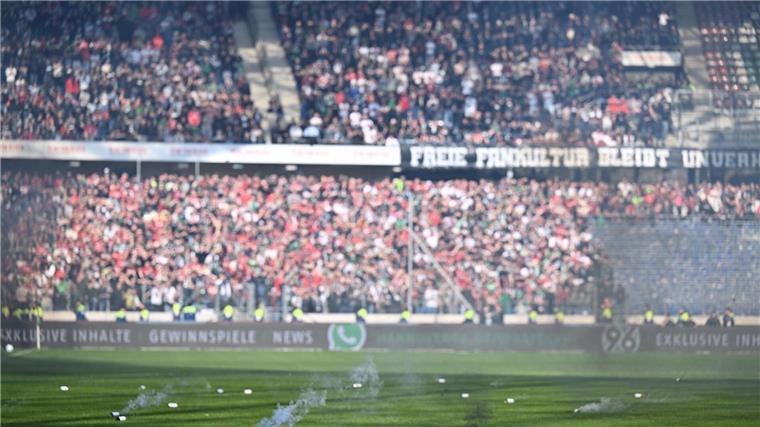 Fans von Hannover 96 warfen beim Spiel gegen Eintracht Braunschweig Feuerwerkskörper auf das Spielfeld.