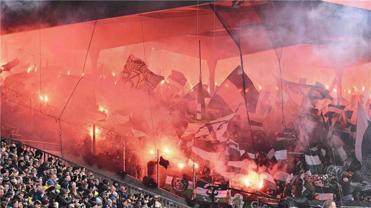 „Mit nichts zu entschuldigen“: Rote Karte entscheidet Derby Fans von Hannover 96 zünden beim Derby in Braunschweig Pyrotechnik.