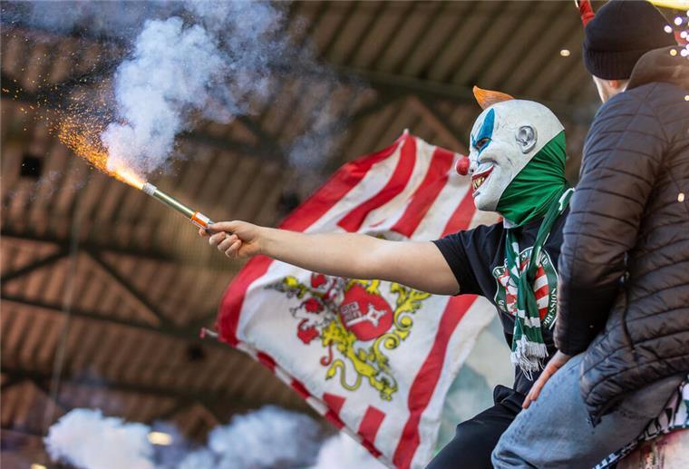 Dritte Niederlage in Serie: Bei Werder zünden nur die Fans ein Feuerwerk Fans von Werder Bremen zünden Bengalisches Feuer.