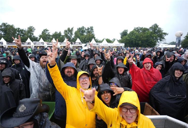 Metalfans nehmen nasses Infield in Wacken ein Fans vor der Eröffnung des „Infields“.