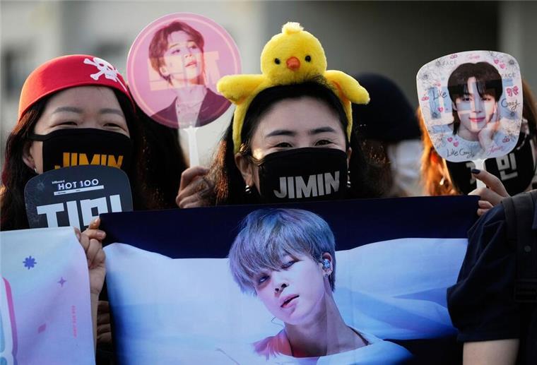 BTS-Sänger Jimin und Jung Kook beenden Militärdienst Fans warten auf die Ankunft der Mitglieder der K-Pop-Band BTS, Jimin und Jung Kook.