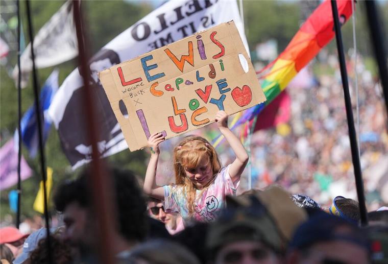 Fans zeigen Lewis Capaldi ihre Unterstützung.