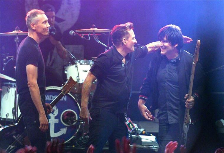 Die Ärzte: Neutralität ist gar keine Option heutzutage Farin Urlaub (l-r), Bela B. und Rodrigo Gonzalez von der Band Die Ärzte stehen auf der Bühne. Sie sprechen im Interview mit der dpa über Politik und die Musikbranche.