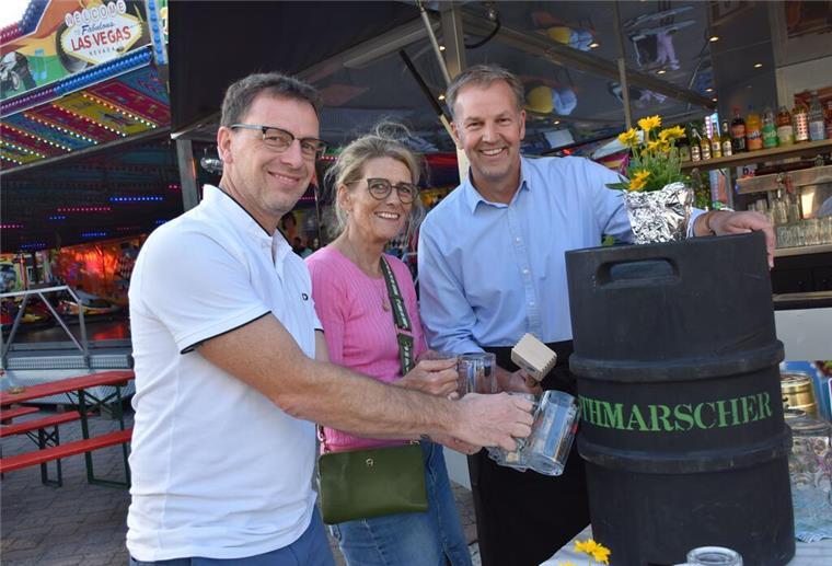 Fassanstich: Andreas Neufeld vom Gewerbe und Verschönerungsverein, Schaustellervertreterin Anke Brockelmann nd Bürgermeister Guido Dieckmann.