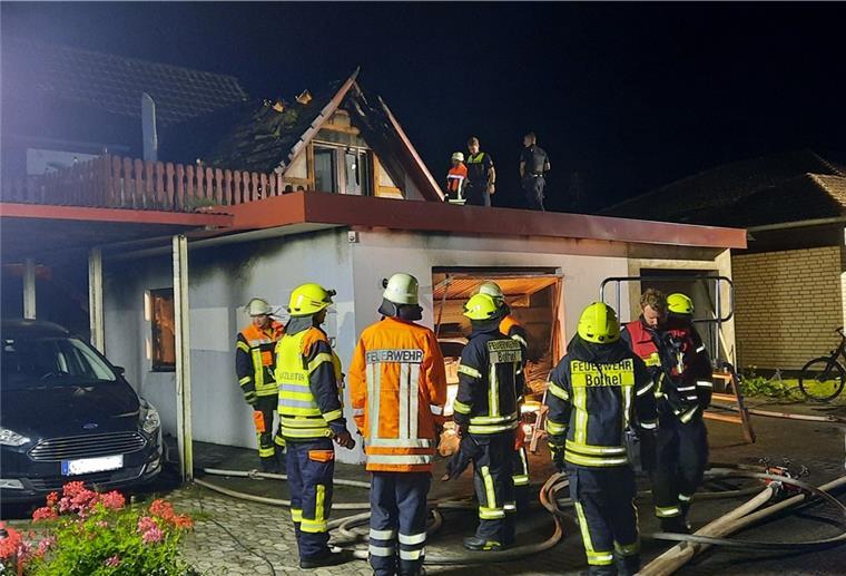 Bothel: Feuer zerstört Auto und Dachstuhl Fast 100 Feuerwehrleute waren in der Nacht in Bothel im Kreis Rotenburg im Einsatz.