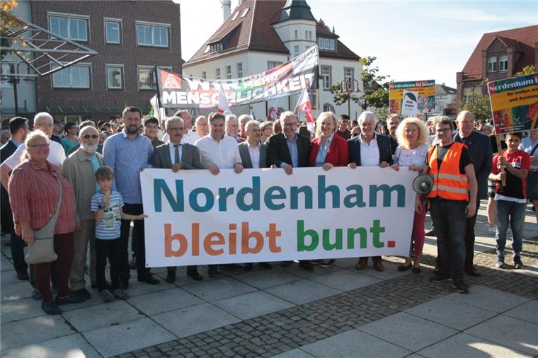 Aktion Nordenham bleibt bunt: Großer Zuspruch bei Demo gegen Fremdenhass Fast 1000 Demonstranten zählten die Veranstalter der Aktion "Nordenham bleibt bunt".