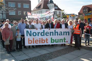 Fast 1000 Demonstranten zählten die Veranstalter der Aktion "Nordenham bleibt bunt". 