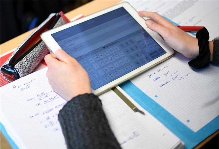 955 neue Tablets für Schulen Fast 1000 Tablets hat der Landkreis Wesermarsch bestellt. Sie werden an Schülerinnen und Schüler der weiterführenden Schulen verliehen.