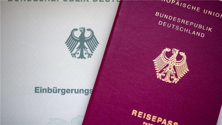 Fast jeder zweite Eingebürgerte kommt aus Syrien Fast 17.000 Menschen sind 2023 in Niedersachsen eingebürgert worden. (Archivbild)