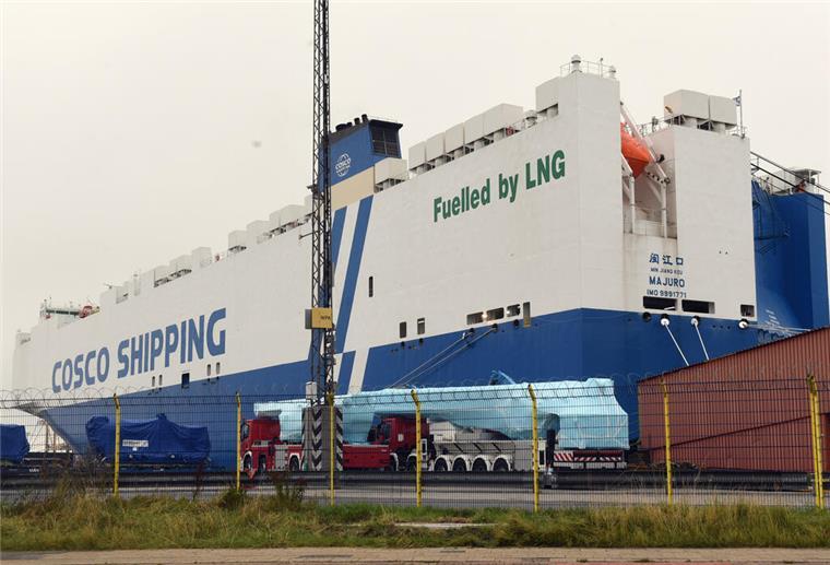 Der nächste China-Frachter kommt in Bremerhaven an - und entlädt Hunderte BMW Blau-weißer Autotransporter mit dem Namen der Reederei "Cosco Shipping" und dem Schriftzug "Fuelled by LNG" liegt im Hafen.