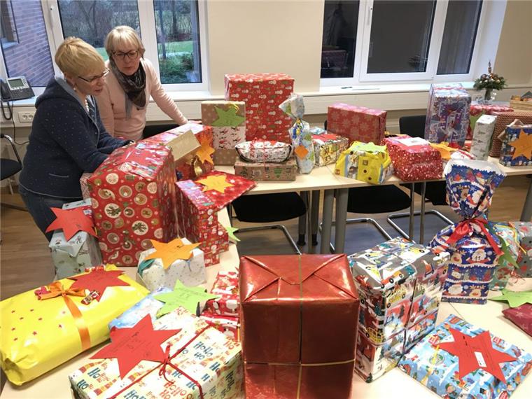 Tarmstedter Wunschsterne machen arme Kinder froh Fast 50 mit viel Liebe verpackte Geschenke wurden im Tarmstedter Rathaus im Rahmen der Aktion Wunschsterne verteilt.
