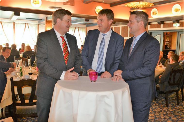 Landrat Bielefeld: Berghorn ist erstmal ja nur ein Kandidaten-Kandidat Fast genau vor einem Jahr gab es noch ein entspanntes Gespräch beim Pfingsttreffen der Kreis-Christdemokraten. Enak Ferlemann (von links), Kai-Uwe Bielefeld und Frank Berghorn diskutieren aktuelle Themen. Doch schon damals gärte es im Verhältnis der drei.