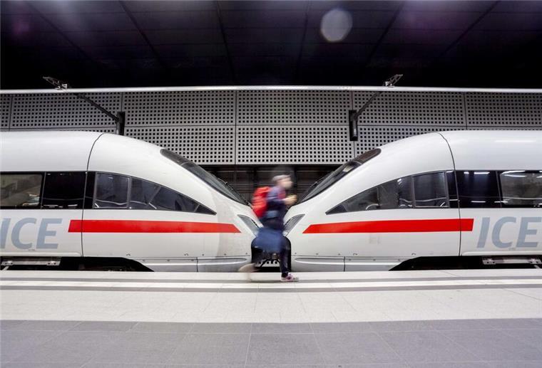 Nicht nur ein Gefühl: Pünktlichkeit der Bahn bricht drastisch ein Fast jeder dritte Fernverkehrsreisende bei der Bahn hat 2022 sein Ziel mit mindestens 15 Minuten Verspätung erreicht.
