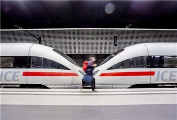 Fast jeder dritte Fernverkehrsreisende bei der Bahn hat 2022 sein Ziel mit mindestens 15 Minuten Verspätung erreicht.