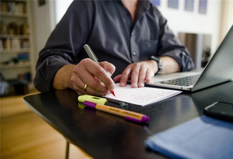 Umfrage: Homeoffice wird wegen hoher Energiepreise unbeliebter Person im Homeoffice