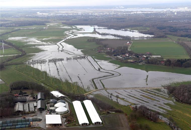 Fast schon gewohntes Bild: Auf vielen Flächen im Bremer Umland steht das Wasser.