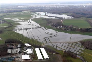 Fast schon gewohntes Bild: Auf vielen Flächen im Bremer Umland steht das Wasser.