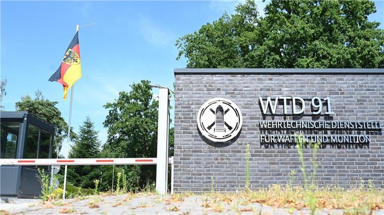 Bundeswehr nimmt wieder kompletten Schießbetrieb auf Fast sechs Jahre nach dem Moorbrand auf dem Bundeswehrgelände in Meppen wird wieder der uneingeschränkte Betrieb aufgenommen.