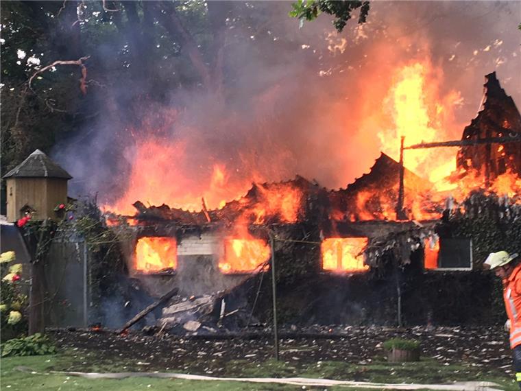 Brand in Wanhöden: Wohnhaus geht in Flammen auf Fast sieben Stunden lang kämpften acht Feuerwehren beim Brand in Wanhöden gegen die Flammen in dem Einfamilienhaus.