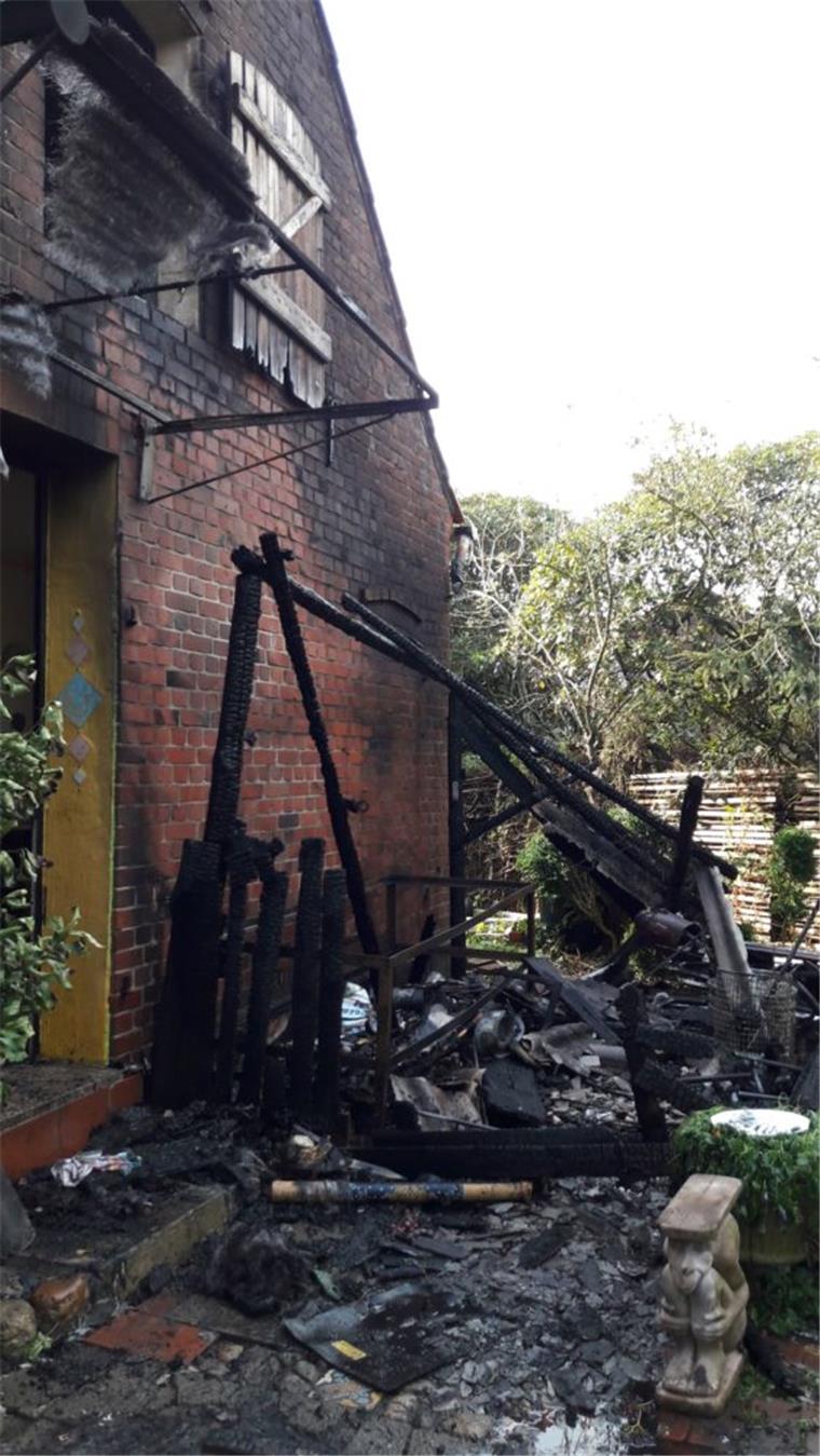Feuerwehr rettet Wohnhaus in Lunestedt vor dem Feuer Fast wäre das Feuer auf das angrenzende haus übergegriffen.