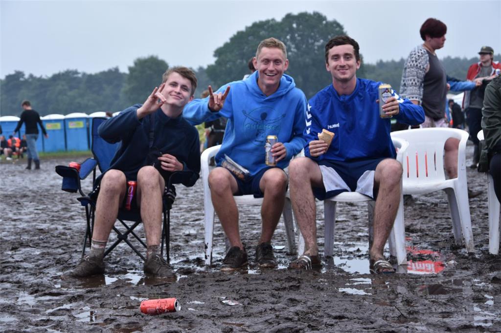 Fast wie im Stadion: Auf Plastikstühlen schauen sich diese Jungs das EM-Achtelfi...